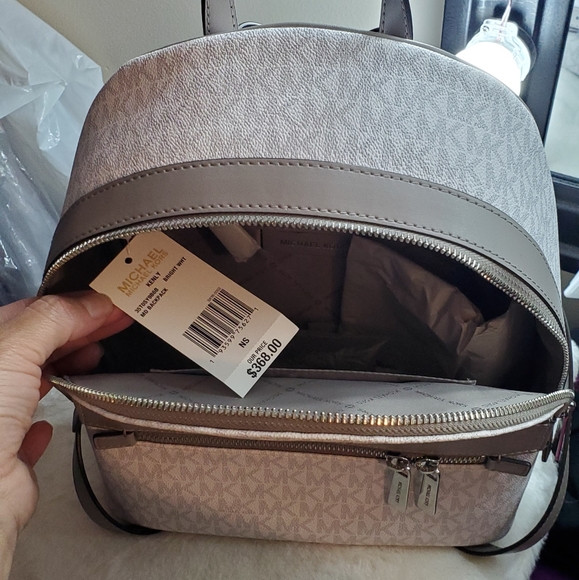 MICHAEL KORS
Kenly 
Medium Backpack - Picture 4 of 8
